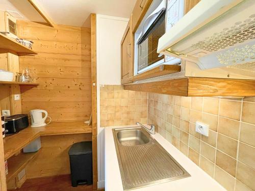 une cuisine avec un évier dans une petite maison dans l'établissement Appartement avec balcon, aux pieds des pistes, 5 pers - La Croisette, Les Ménuires - FR-1-452-250, aux Menuires