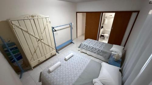 a room with a bed and a bathroom with a mirror at Apartamento Baixu 2 in Prado