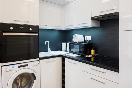 Η κουζίνα ή μικρή κουζίνα στο Rebany Apartman 2 Central Location