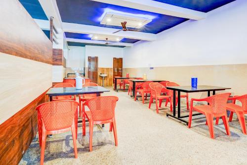 a room with tables and chairs in a room at HOTEL O UTSAV STAY in Jālahalli