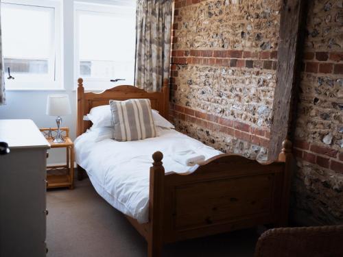 En eller flere senge i et værelse på Newfield Farm Cottages