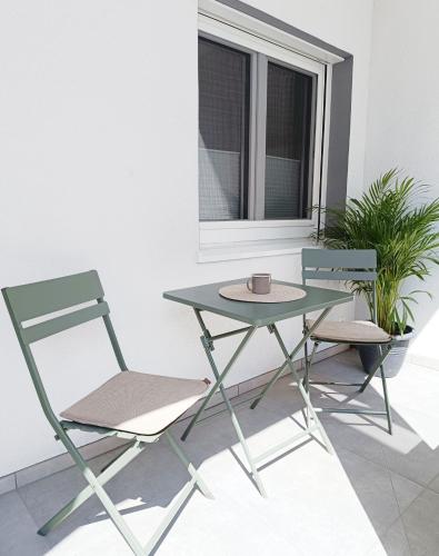 two chairs and a table and a table and chairs at Living OH43 in Illmitz
