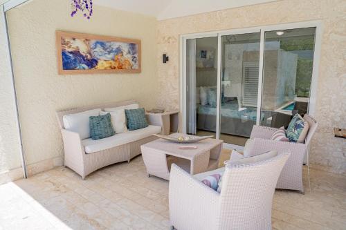 a living room with chairs and a couch and a table at Xeliter Green One Playa Dorada in San Felipe de Puerto Plata