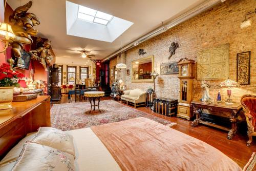 una gran sala de estar con una pared de ladrillo en Vintage Studio in Historic Dtwn La Porte!, en LaPorte