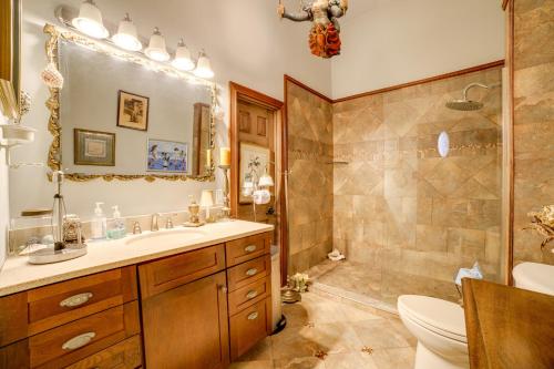 Un baño con inodoro, lavabo y ducha. en Vintage Studio in Historic Dtwn La Porte!, en LaPorte
