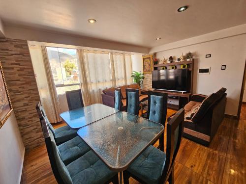 una sala da pranzo con tavolo, sedie e televisione di Las Margaritas Apart3 a San Sebastián