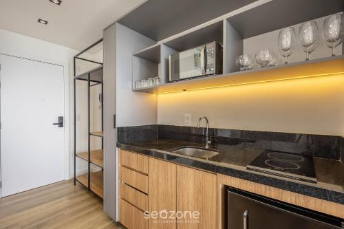 a kitchen with a sink and a stove at Estúdios c/ Vista Frente Mar no Penha Spot | PSO - VF in Gravata