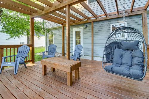 Posezení v ubytování Dog-Friendly Home with Pool Access Near Oak Island!