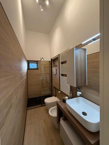 Ένα μπάνιο στο 910 Apartment