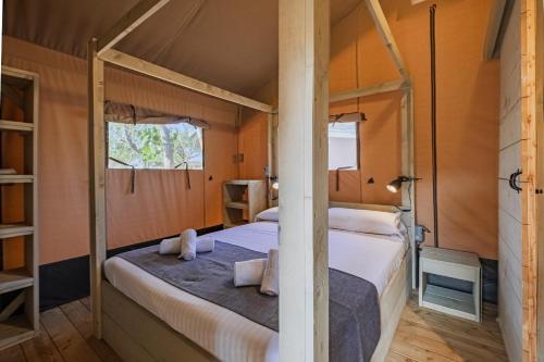 Postel nebo postele na pokoji v ubytování Camping & Bungalows Platja Brava