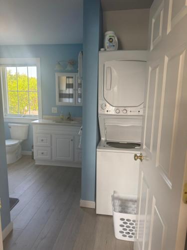 una cucina con una stufa bianca e un lavello di Acadia Horizon Cottage a Southwest Harbor