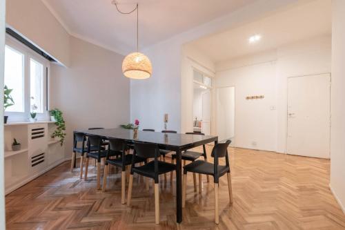 Φωτογραφία από το άλμπουμ του Fliphaus Arenales 1900 - 5 Bd 3 Ba Recoleta στο Μπουένος Άιρες