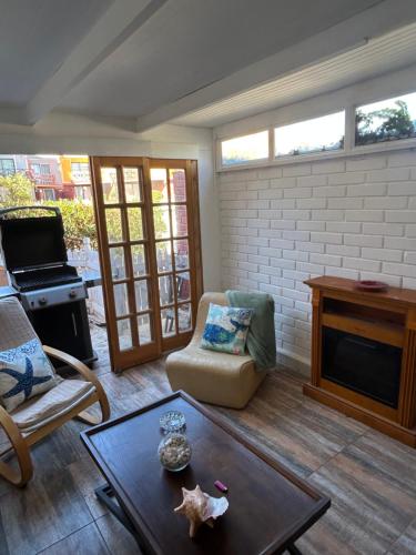 a living room with a couch and a table at Casa playa moderna en las mejores playas de Chile in Bahia Inglesa