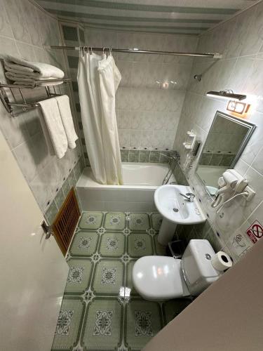 Ένα μπάνιο στο Hotel OROM with real discoun,t
