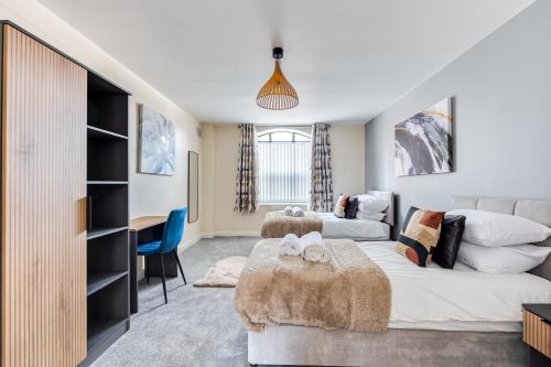 ダービーにあるMillhouse Apartment - City Centre - Free Parking, Self-Check-in, SkyTV and Fast Wifi by Yoko Propertyの部屋にベッドと机がある寝室