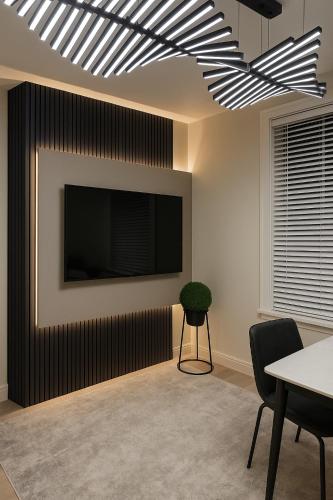 a room with a tv and a table and a chair at 2 Beds Free parking City Escape in Pittsburgh