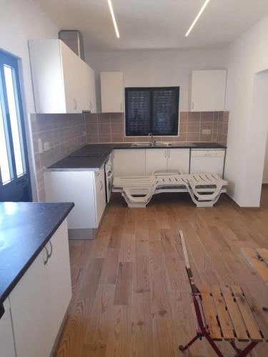 Η κουζίνα ή μικρή κουζίνα στο House with jacuzzi in Atei - 70 m²