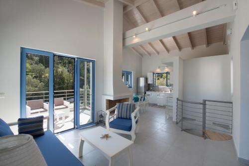 uma sala de estar com um sofá, cadeiras e uma mesa em Katerina's Village Agios Nikitas em Áyios Nikítas