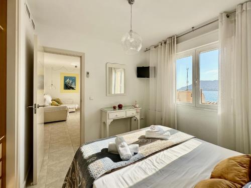 une chambre avec un lit et une vue sur l'océan dans l'établissement Clubrent - Rubino, à Calp