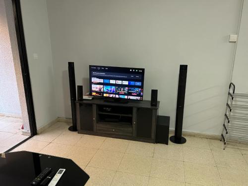 パラリムニにあるThe relaxing apartmentの薄型テレビ(スピーカー付きのスタンドに座る)