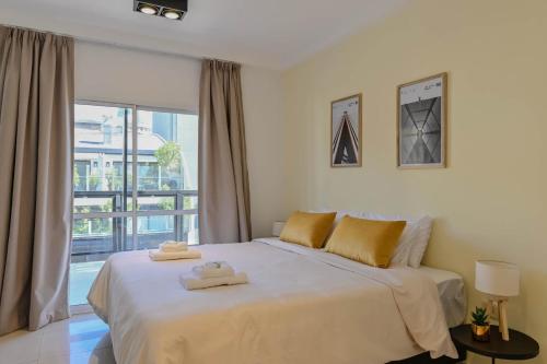 une chambre avec un grand lit et une grande fenêtre dans l'établissement Fliphaus Mansion Mitre 'A' - 4 pax Duplex Gym & Jacuzzi, à Buenos Aires