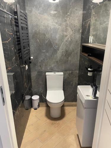 Fotografie z fotogalerie ubytování sciana podloga drzwi v destinaci Żyrardów