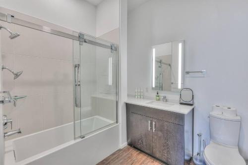 Phòng tắm tại Amazing Downtown Condo w Pool and Free Parking