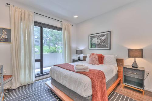 Giường trong phòng chung tại Amazing Downtown Condo w Pool and Free Parking