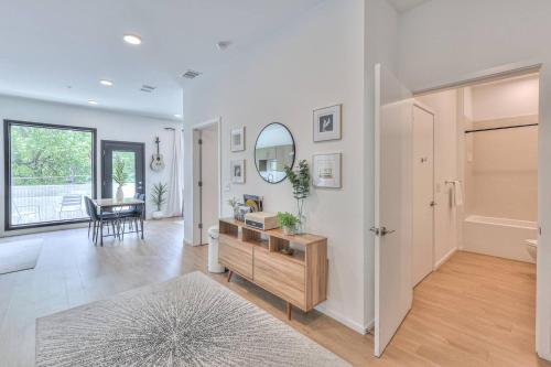 Sala de estar con puerta y espejo en Amazing Downtown Condo W Pool And Free Parking, en Nashville