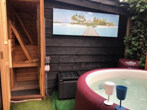 Φωτογραφία από το άλμπουμ του Luxe WELLNESS apartment Apeldoorn with JACUZZI and SAUNA σε Apeldoorn