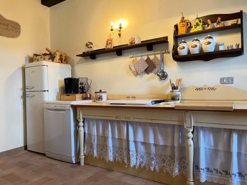 a kitchen with a sink and a refrigerator at Casale di Campagna in Monte San Giusto