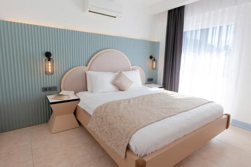 Una cama o camas en una habitación de Kalkan Suite 203