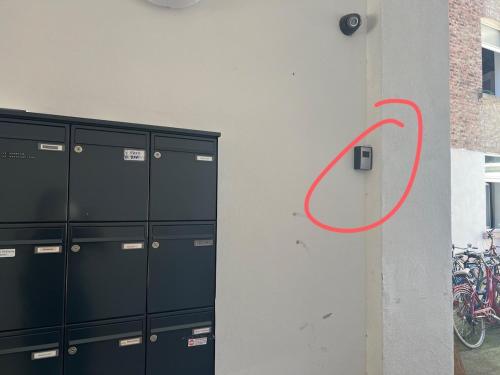 Hay un círculo rojo en una pared al lado de los casilleros. en Feli, en Colonia
