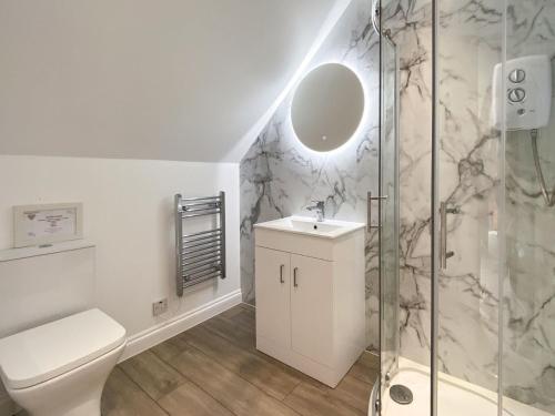 Ένα μπάνιο στο 3 bed in Brighstone IC041