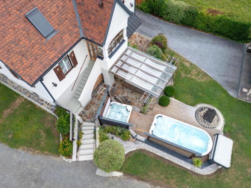 an overhead view of a house with a swimming pool at das "Ferienhaus Eibiswald" Landhaus Refugium im Schilcherland - Sauna und Spa in Eibiswald