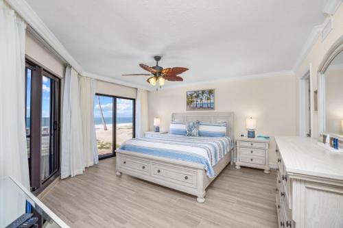 a bedroom with a bed and a ceiling fan at Pointe Santo E4 condo in Sanibel