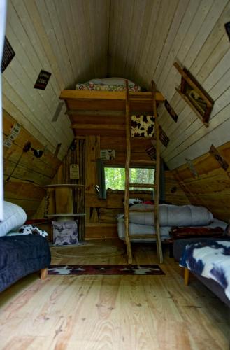 - une chambre avec des lits superposés dans une cabine dans l'établissement la meyrolette, à Mauzens-et-Miremont