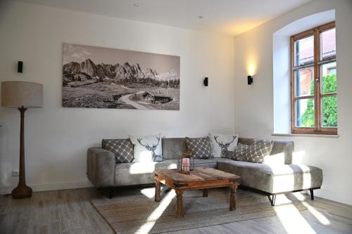 a living room with a couch and a coffee table at Ferienwohnung Lämmche, EG mit eingezäuntem Garten in Polling