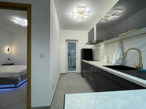 a kitchen with a sink and a bed in a room at Flor De Sal Villa in San Pedro del Pinatar