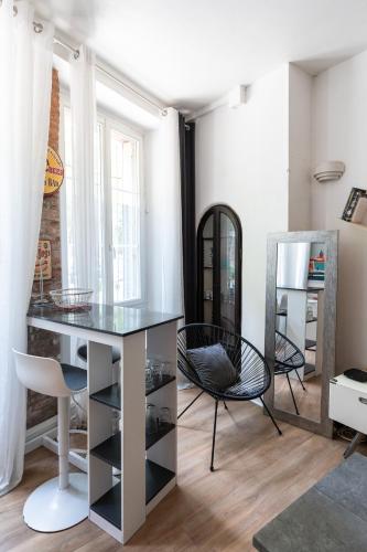 une salle à manger avec une table et des chaises en verre dans l'établissement AppartementT1 -Palais de Justice, à Toulouse