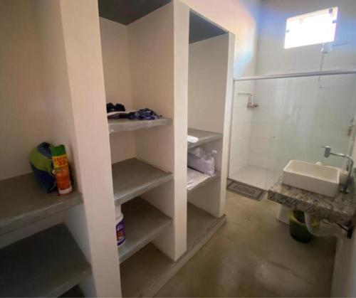 Casa Vermelha Corumbau في كورومباو: حمام أبيض مع حوض ودش