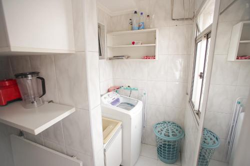 a small bathroom with a washing machine in it at Apt Confortável Cent de SP Luz Brás e Bom Retiro in Sao Paulo
