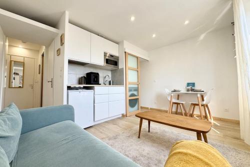 un salon avec un canapé et une table dans l'établissement T1 bis rénové - Proche centre ville & plages, à Lorient