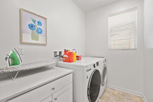 Φωτογραφία από το άλμπουμ του Sunny & Stylish Near LA 4BR Home w Desks & Lounge σε Pomona