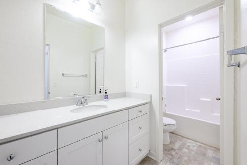 Ένα μπάνιο στο Sunny & Stylish Near LA 4BR Home w Desks & Lounge