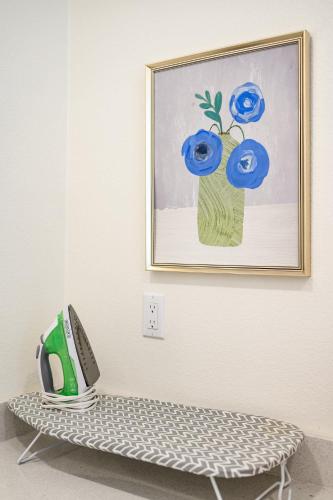 Φωτογραφία από το άλμπουμ του Sunny & Stylish Near LA 4BR Home w Desks & Lounge σε Pomona