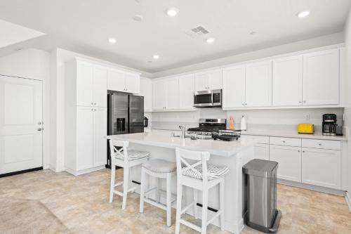 Η κουζίνα ή μικρή κουζίνα στο Sunny & Stylish Near LA 4BR Home w Desks & Lounge