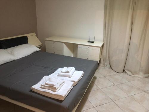 a room with a bed with two towels on it at Dimora CentoDue in Bari
