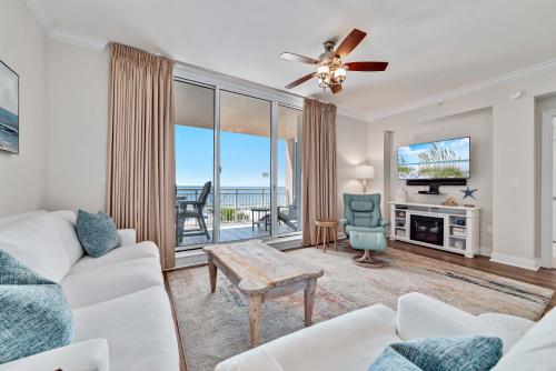 un soggiorno con un divano e una TV di Indigo East Unit 403W a Pensacola