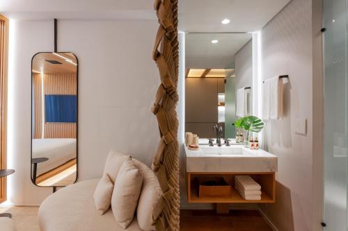 a bathroom with a sink and a mirror at v3rso Jardins in Sao Paulo